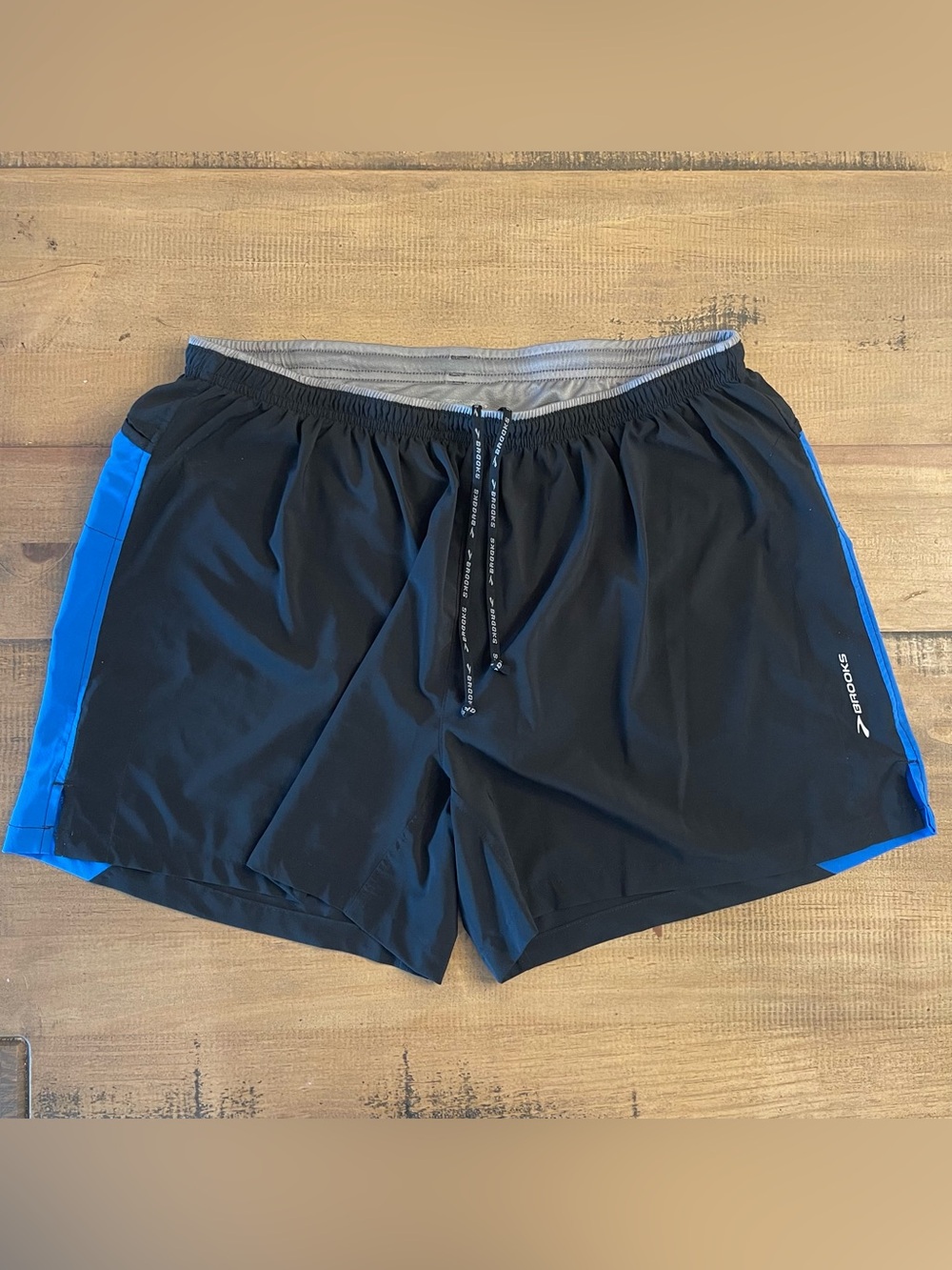 Brooks Men’s XL Gray Performance Running shorts with Reflective Logo